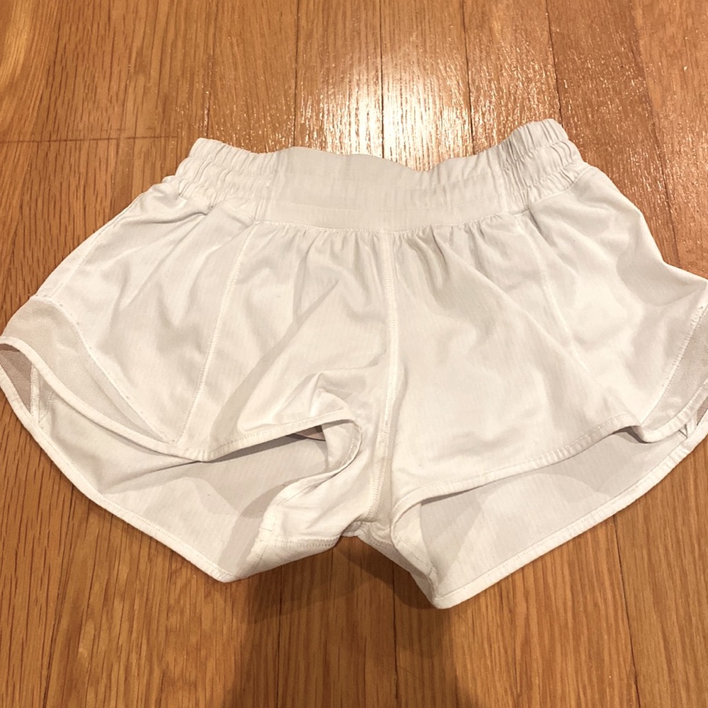 lululemon hotty hot 2.5” shorts